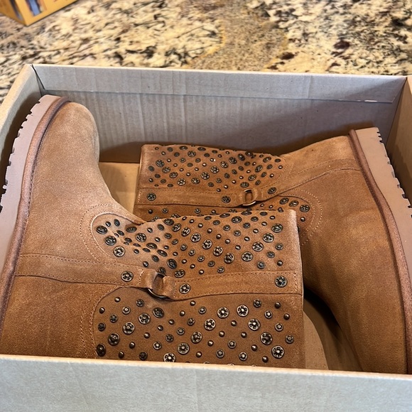 W Eliott Chesnut Uggs - Picture 6 of 7